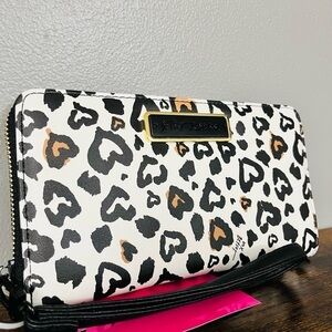 Betsey Johnson XOZIPP-P Heart Leopard Zip Wallet Wristlet Faux Leather NWT